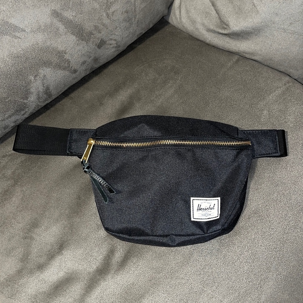 NWOT Herschel Supply Co. Fifteen Belt Bag in Black